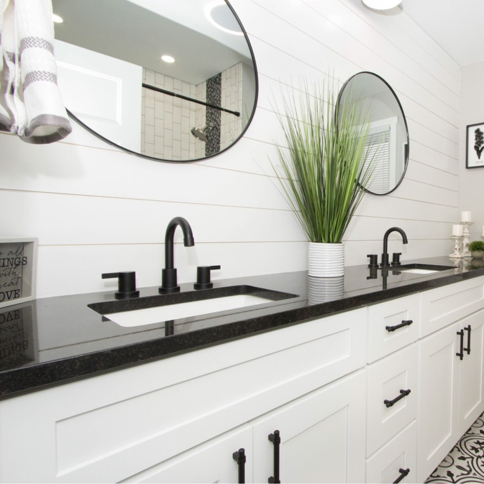 Primed White Wood Shiplap Boards (25 SF)